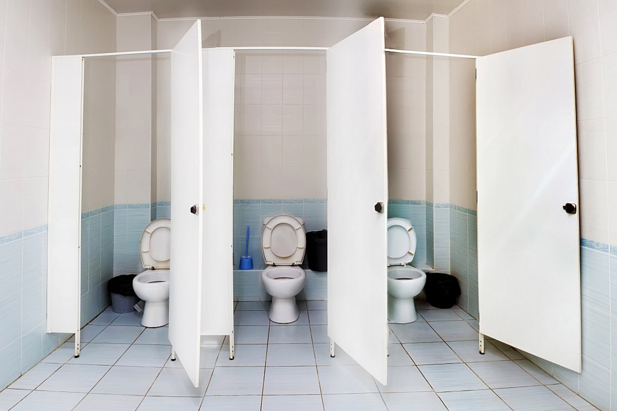 Новороссийские подростки издевались над первоклассниками в туалете одной из школ города