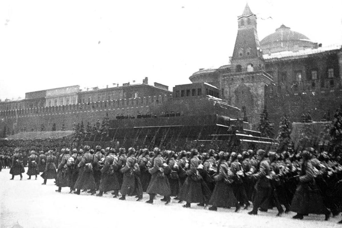 Восемьдесят лет назад состоялся легендарный парад на Красной площади