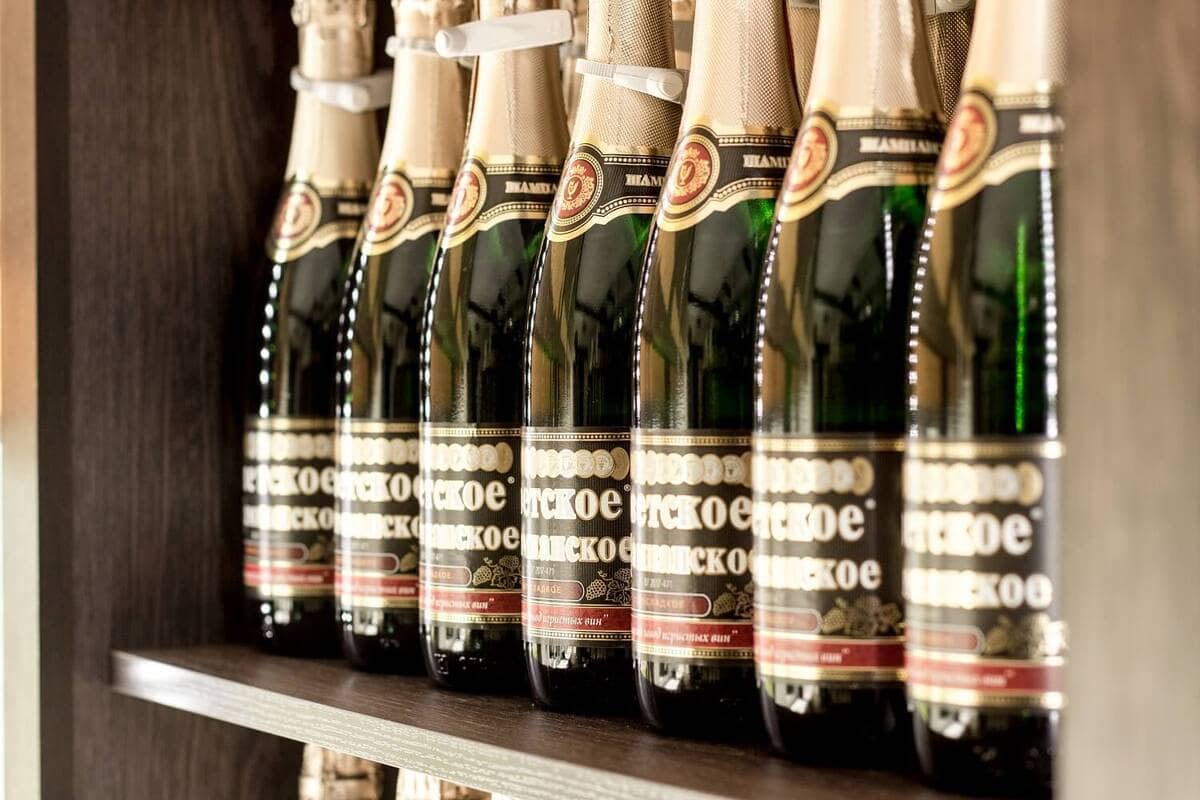 В преддверии Нового года цена на шампанское в магазинах выросла минимум на 10 процентов