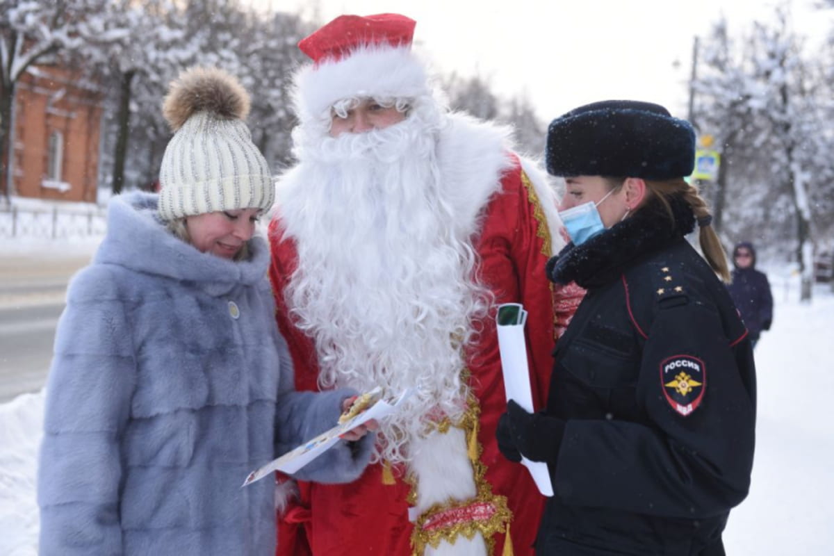 Полицейский Дед Мороз поздравляет с Новым годом 