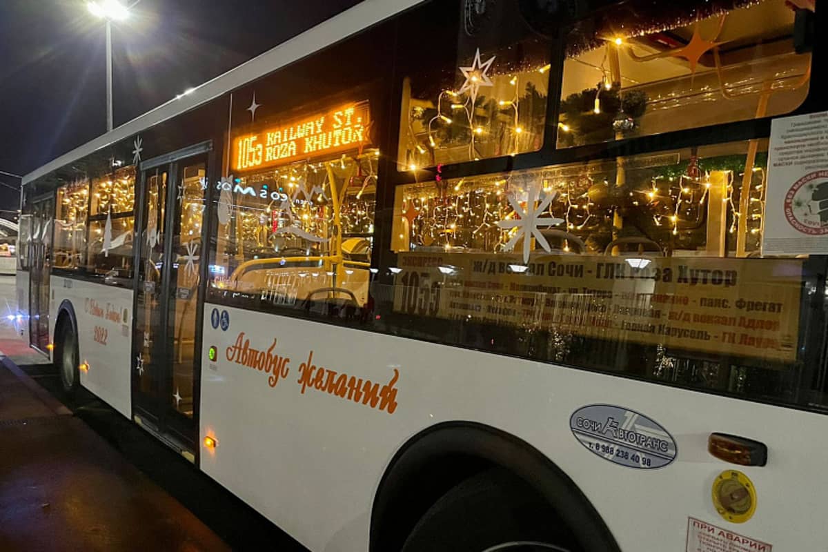 Жителей и гостей Сочи встречают рейсовые «Автобусы Желаний»