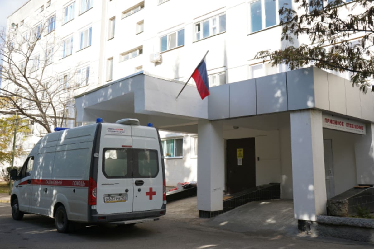В четырех больницах Севастополя заработали WhatsApp-приемные и горячие линии