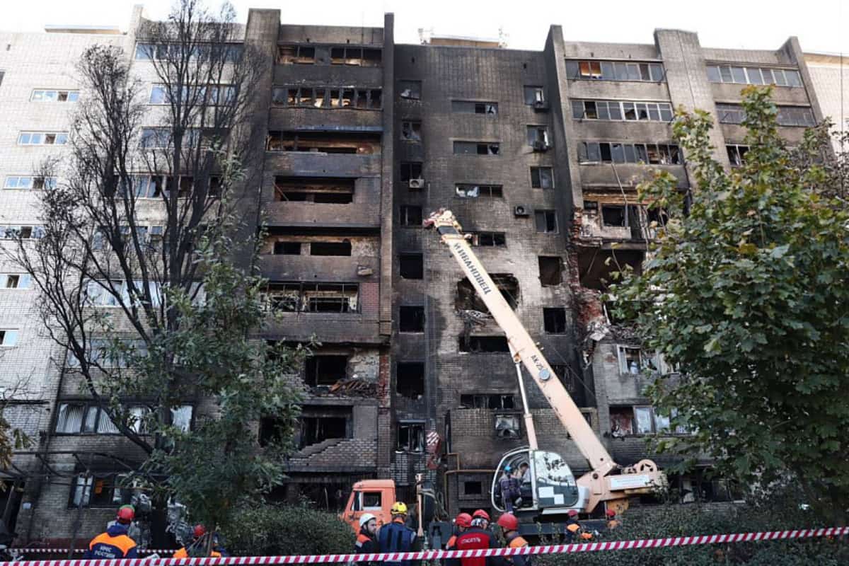 Жильцы многоэтажки пострадавшей в результате падения самолета в Ейске вернулись в квартиры