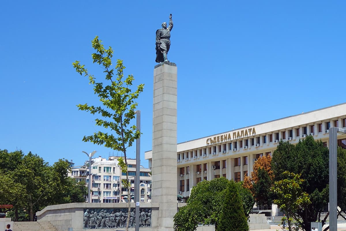 В болгарском городе Бургас предложили снести памятник Алеша
