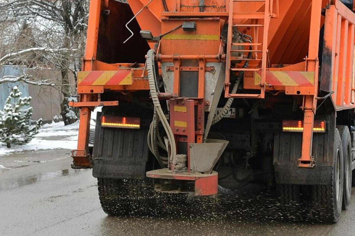 Для расчистки зимних дорог Краснодара подготовлено 43 машины