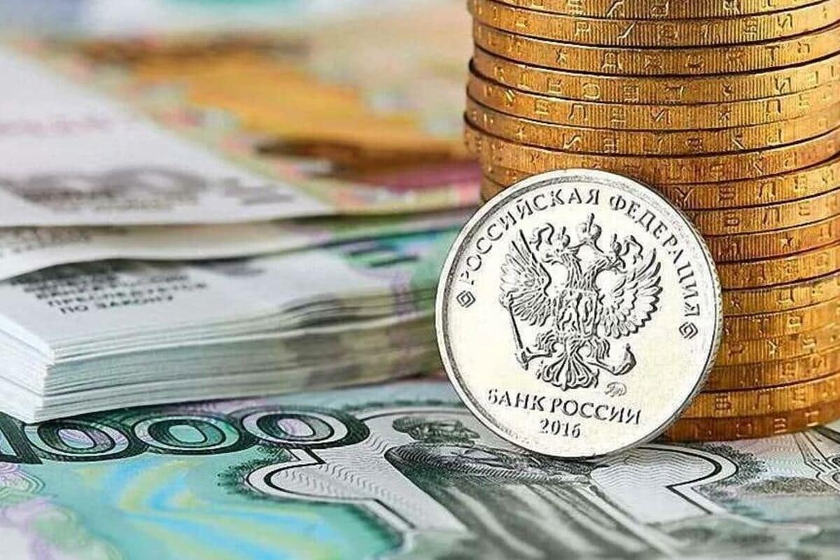 Российские финансовые аналитики спрогнозировали падение курса рубля до конца текущего года