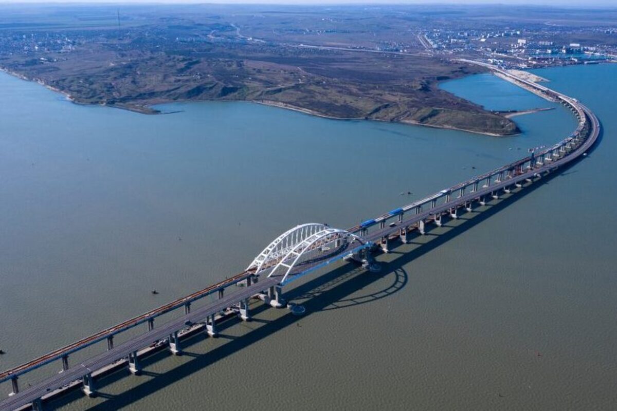 Россия ограничила проход судов через Керченский пролив под Крымским мостом