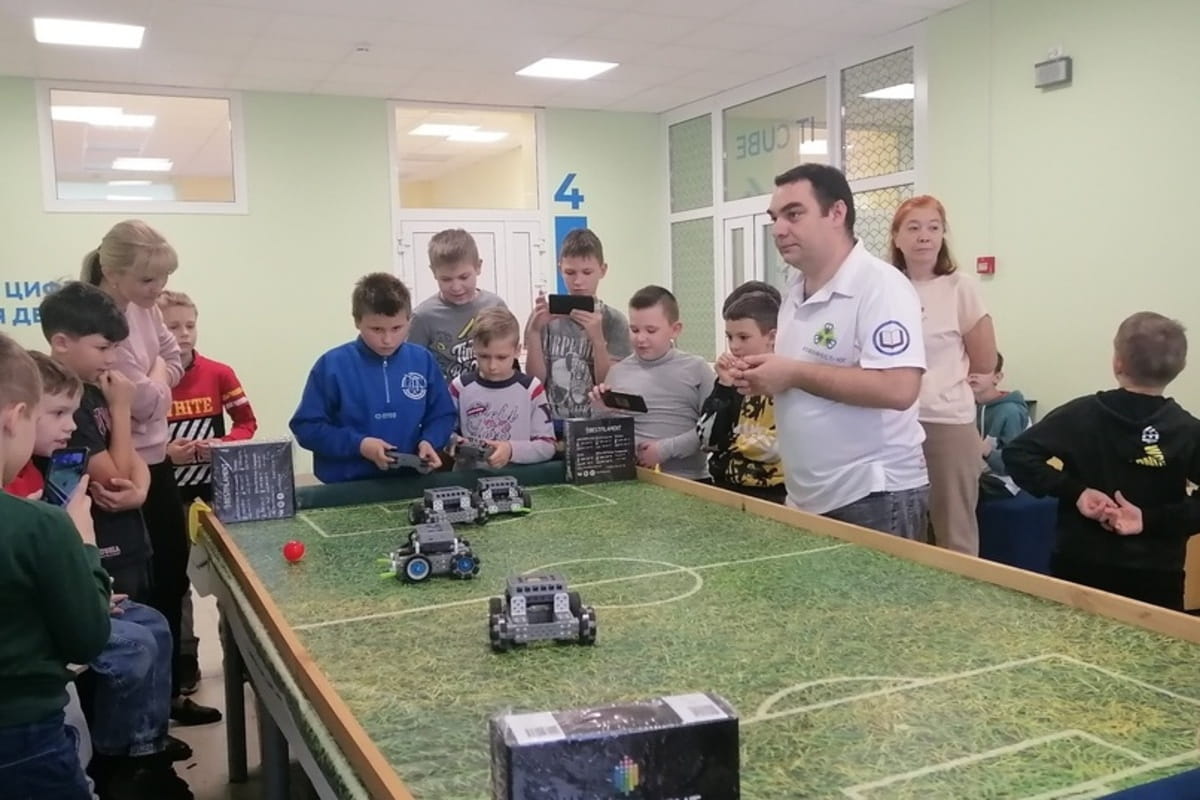 В Тимашевске на базе центра цифрового образования детей «IТ-куб» прошли соревнования по робофутболу