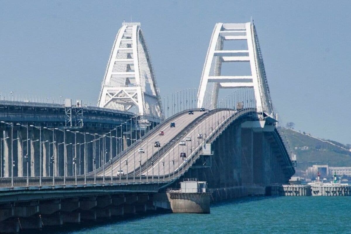 Движение грузовых автомобилей по Крымскому мосту возобновят в марте 2023 года