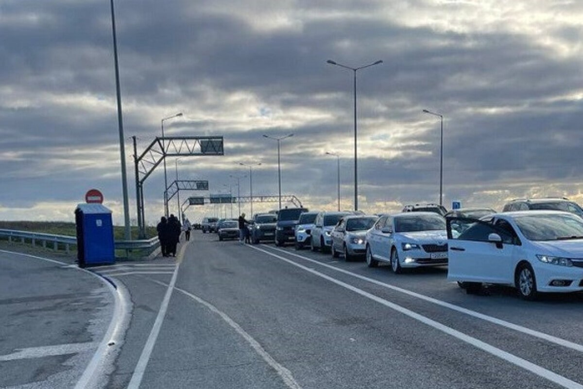 Длина пробки перед въездом на Крымский мост составила более шести километров