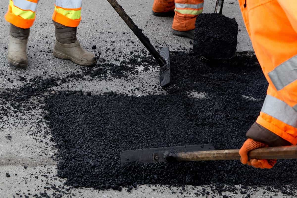 В Краснодаре продолжаются работы по восстановлению дорог после температурных качелей