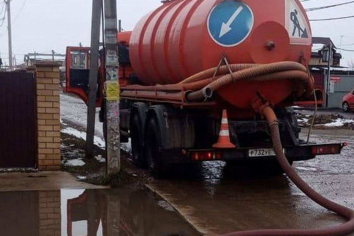 В Краснодаре продолжают откачивать воду с улиц после удара стихии