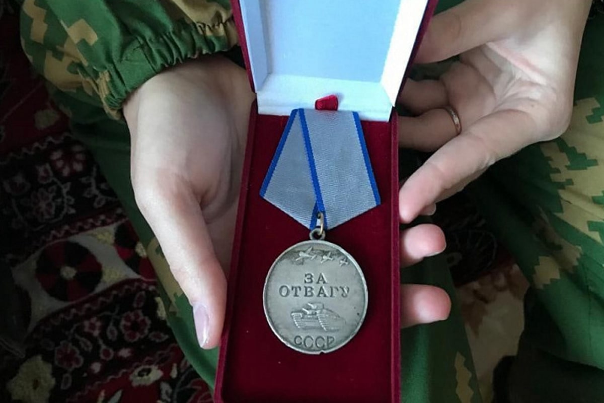 Поисковики Краснодарского края вернули медаль «За отвагу» ныне живущим родным бойца Красной армии