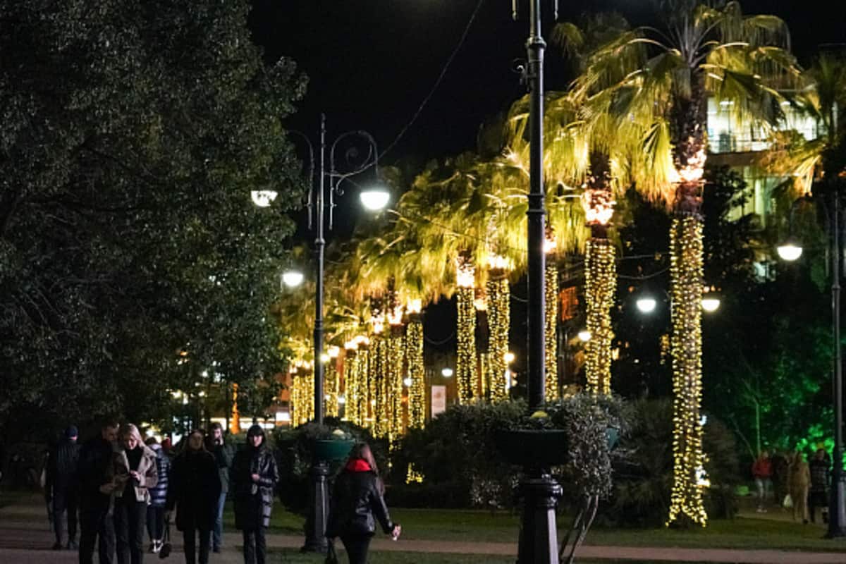 На улицах Сочи смонтируют 25 тысяч новых энергосберегающих светильников