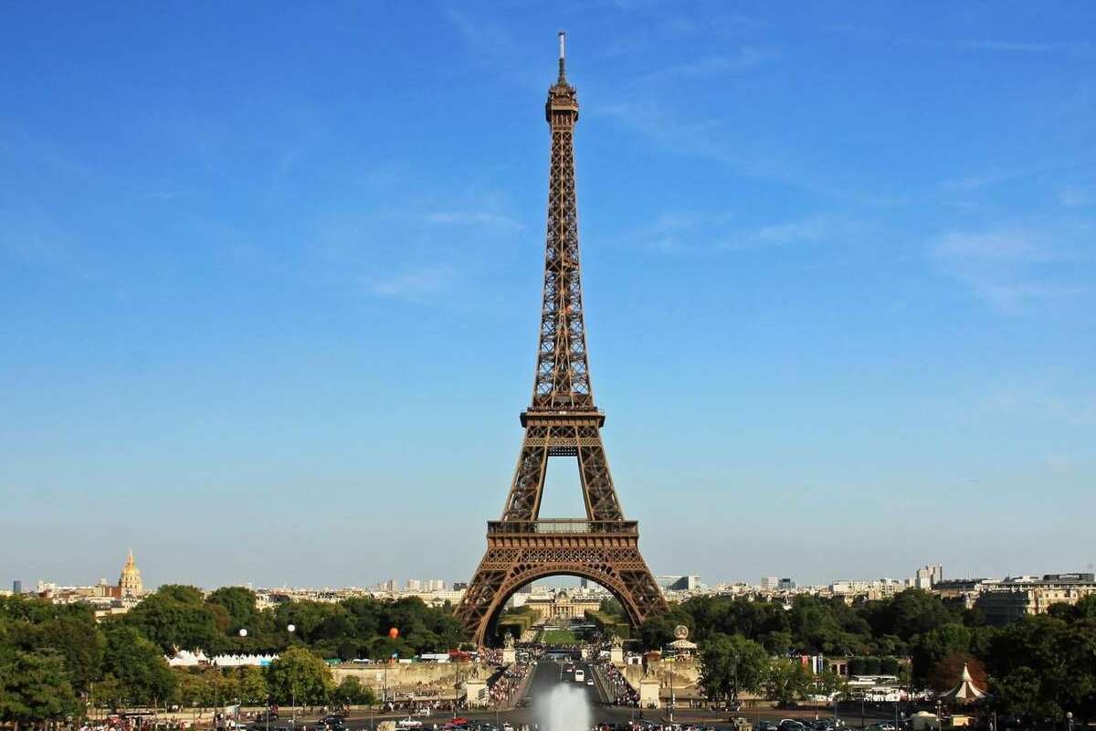 Сегодня День рождения Эйфелевой башни в Париже