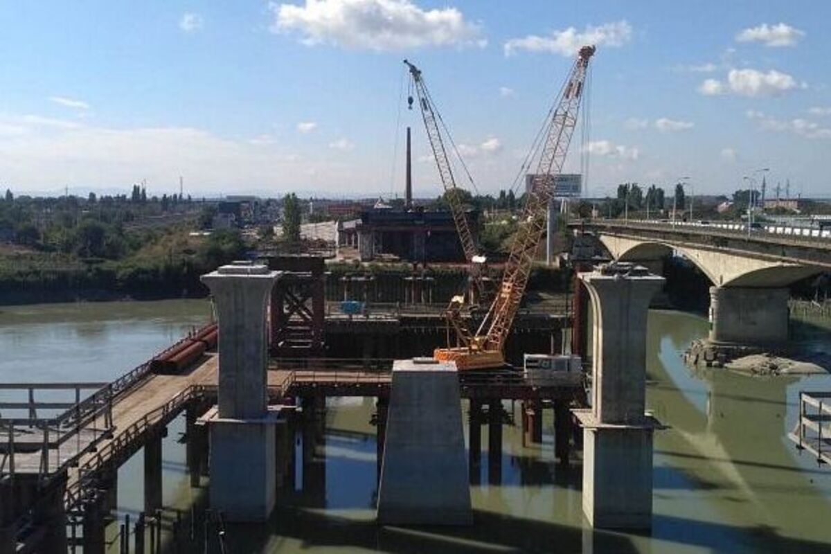 Новый Яблоновский мост на реке Кубань построен на шестьдесят процентов