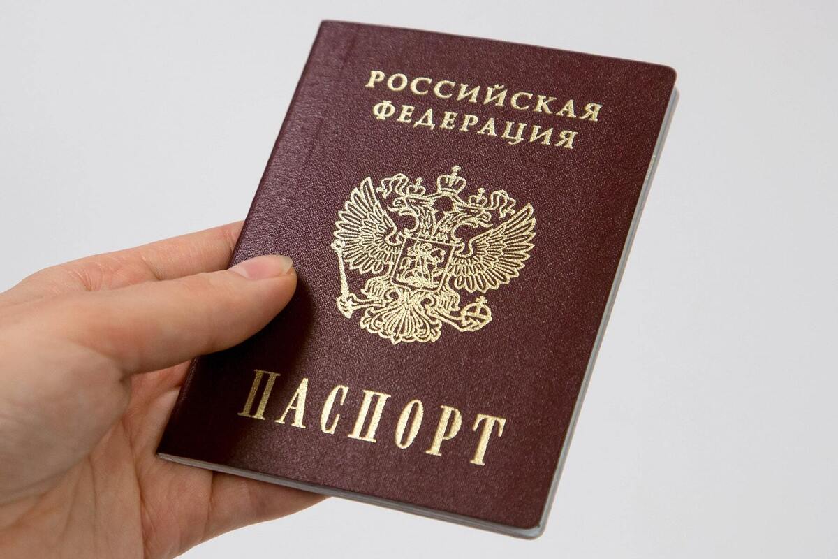 Жители Запорожья выстроились в длинные очереди за российскими паспортами