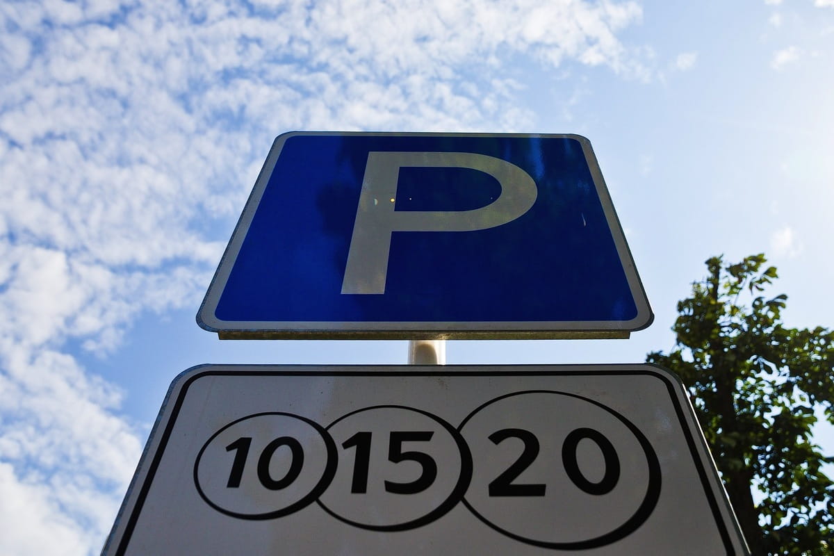 С 1 августа 2022 года в Краснодаре спецмашины с установленным на них комплексом «Тайфун» станут выявлять нарушителей правил парковки