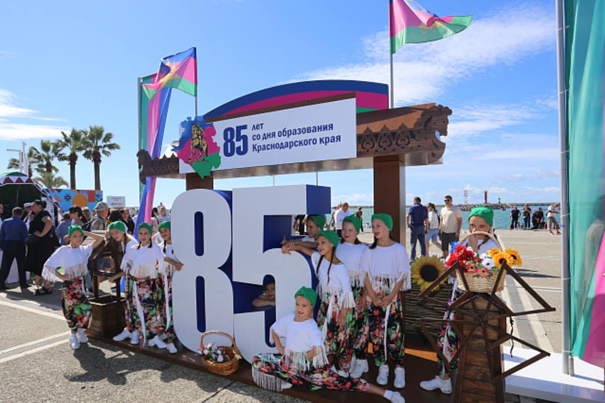 Представители народов проживающих в Сочи организовали выставку посвященную 85-летию со дня образования Краснодарского края