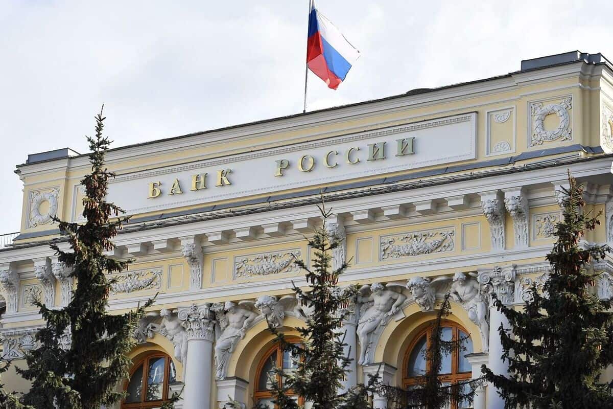 Банк России продлил до 30 сентября 2023 года ограничения на перевод средств за рубеж