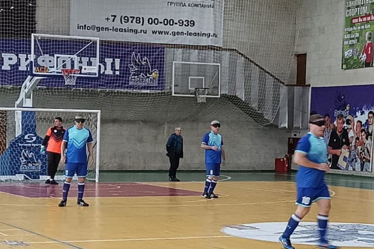 В Новороссийске провели уникальный матч по мини-футболу среди незрячих игроков