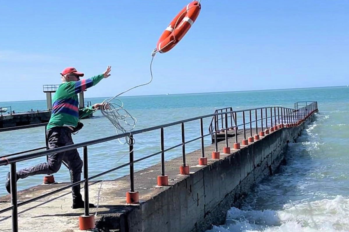 На пляжах города-курорта Сочи в летний сезон будут работать 750 матросов-спасателей