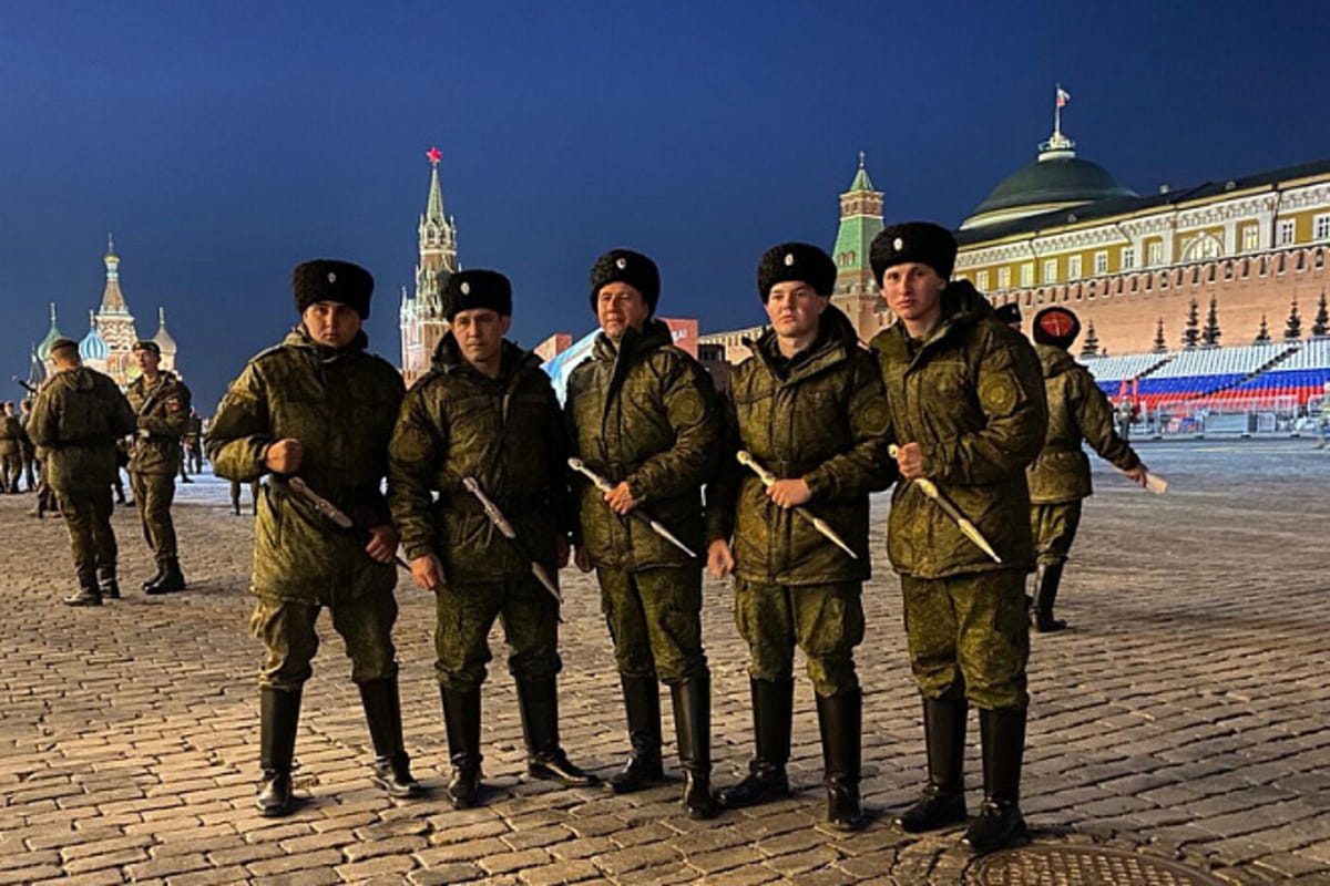 Казаки Кубанского казачьего войска провели на Красной площади ночную репетицию парада к 78-й годовщине Победы в Великой Отечественной войне