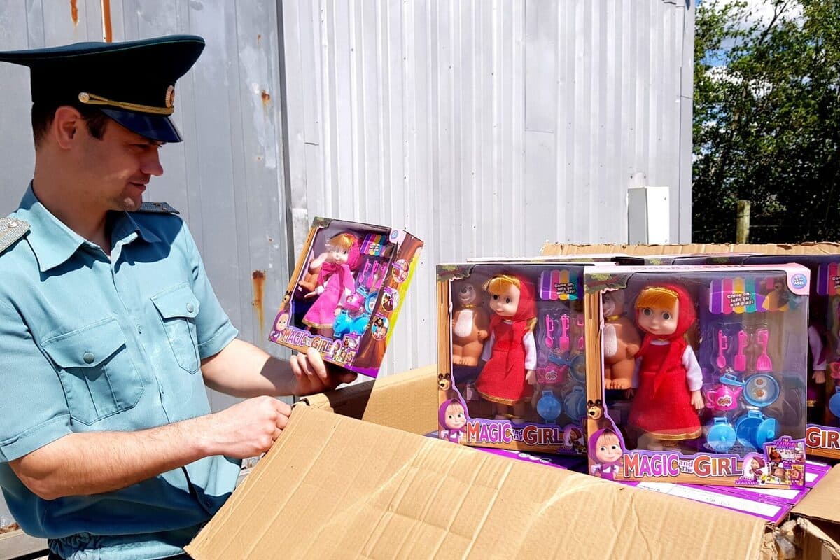 Таможенники Новороссийска пресекли незаконный ввоз кукол российского бренда "Маша и Медведь"