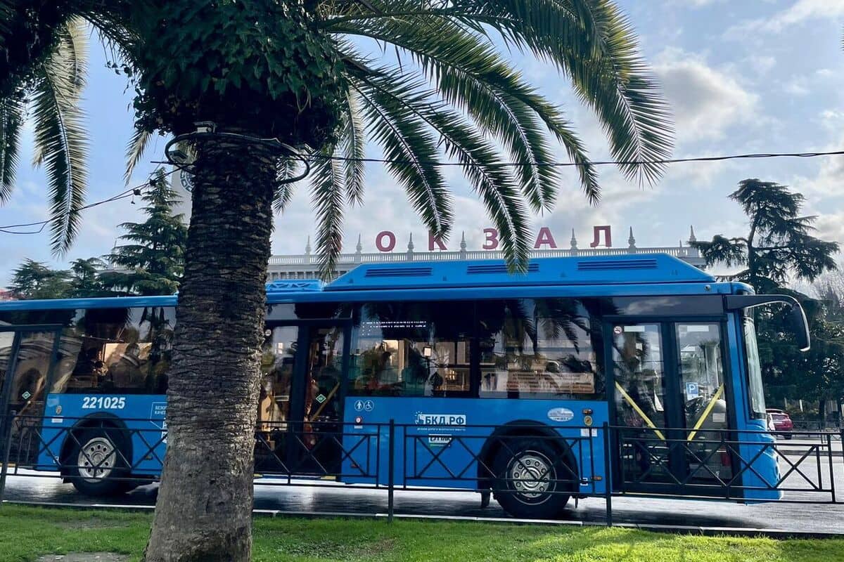 Общественный транспорт города-курорта Сочи перешел на летний режим работы