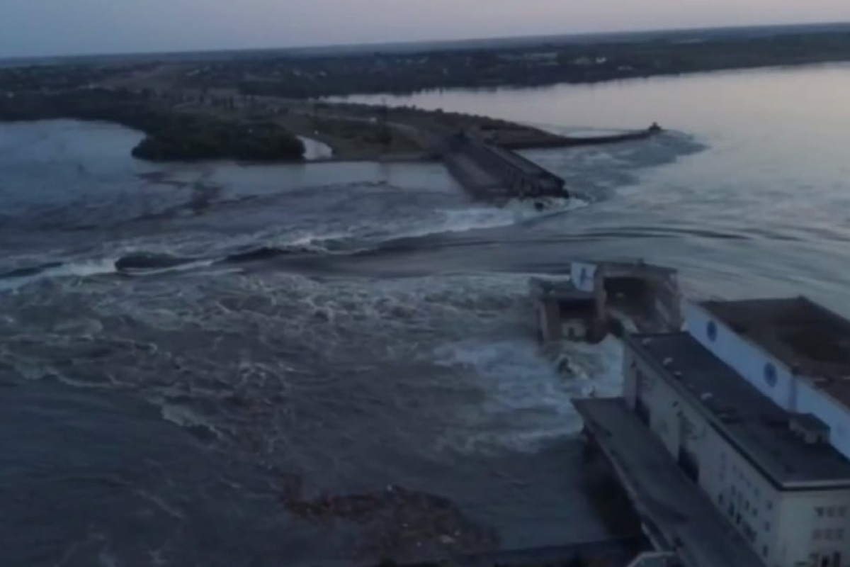 В результате обстрелов ВСУ разрушена часть дамбы Каховской ГЭС