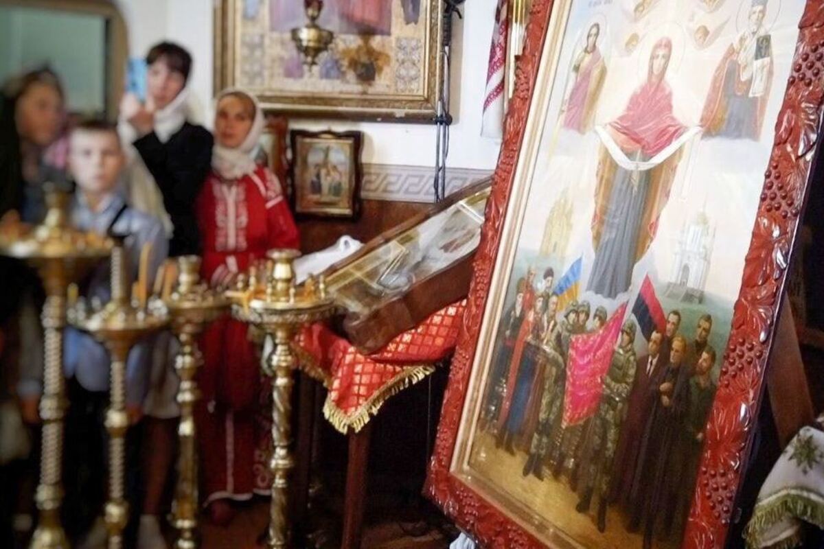Украинские священники провели обряд «освящения» иконы с изображением Бандеры, Шухевича и Коновальца