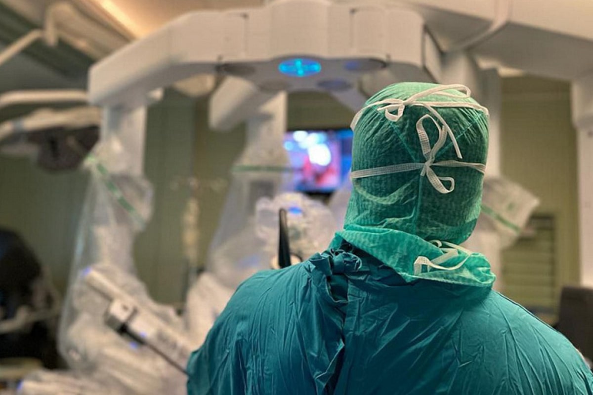 Хирурги Краевой клинической больнице №1 провели уникальную операцию по протезированию печеночной артерии