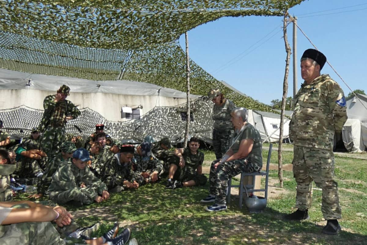 В поселке Трехречном проводятся военно-полевые сборы Майкопского казачьего отдела