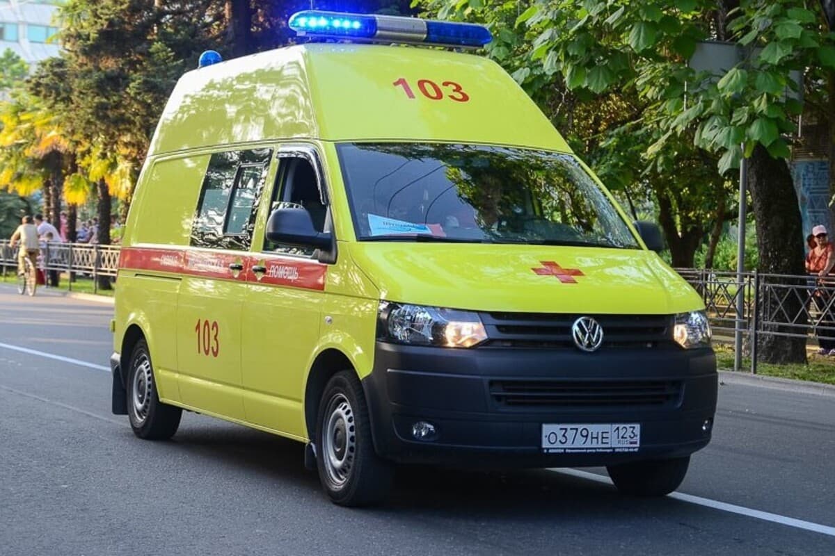 В Лазаревском районе города Сочи автомобиль скорой помощи сбил человека