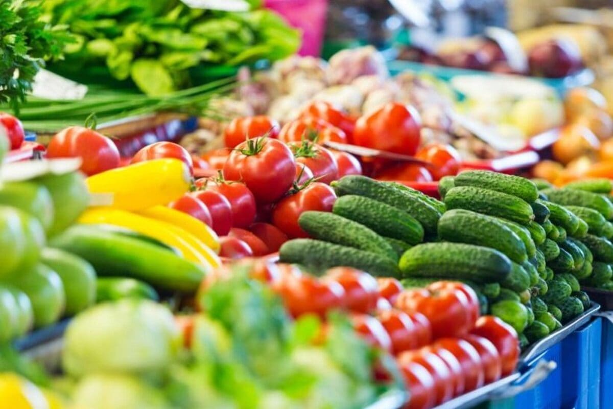 На ярмарках выходного дня в Краснодаре предлагают сезонные овощи и фрукты выращенные на Кубани