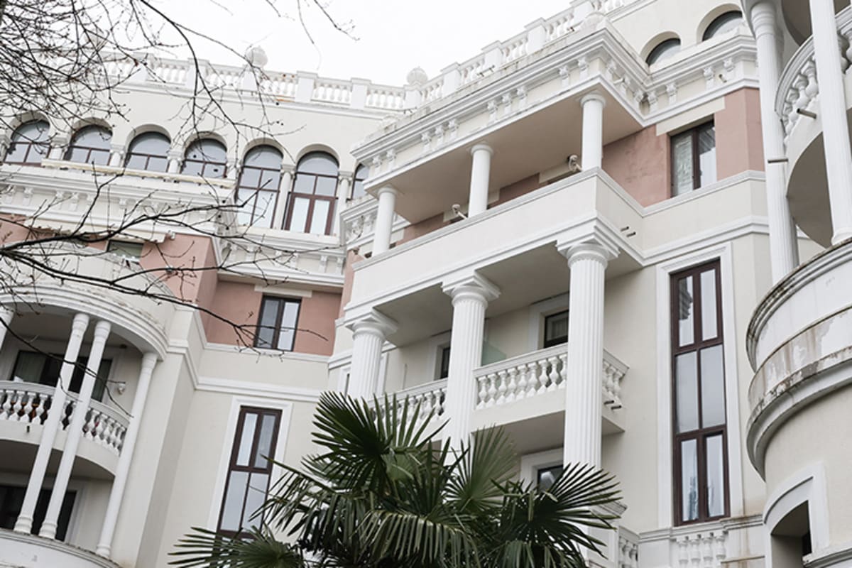 В Крыму за 24 миллиона рублей продают квартиру президента Украины В. Зеленского