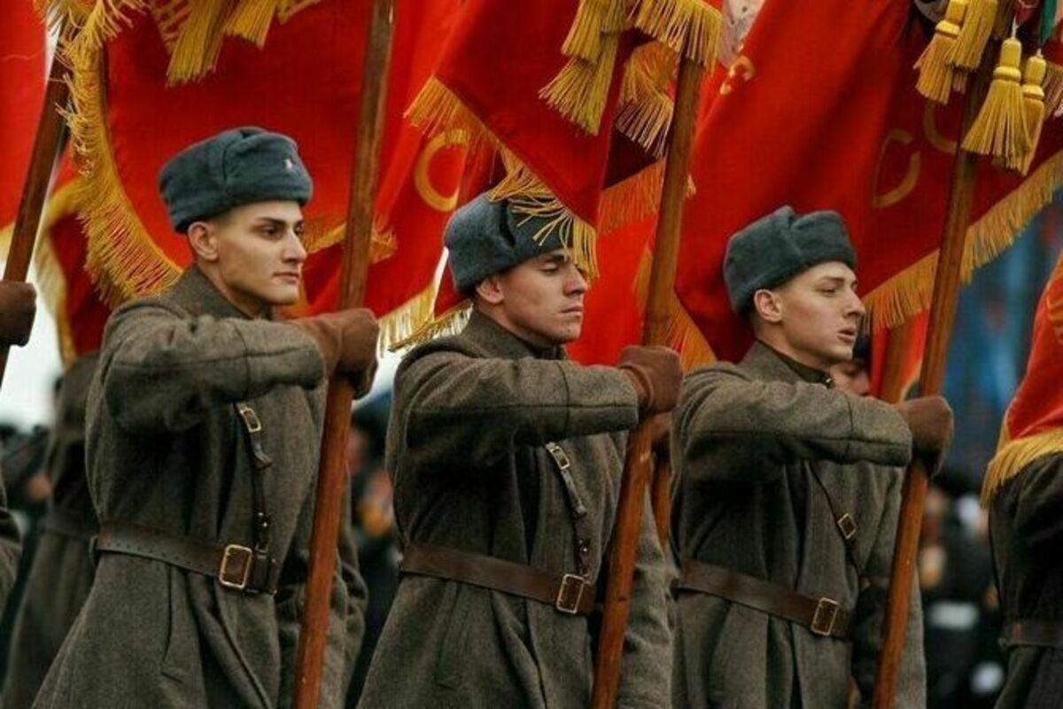В этот день, 7 ноября 1941 года, состоялся исторический военный парад на Красной площади в Москве