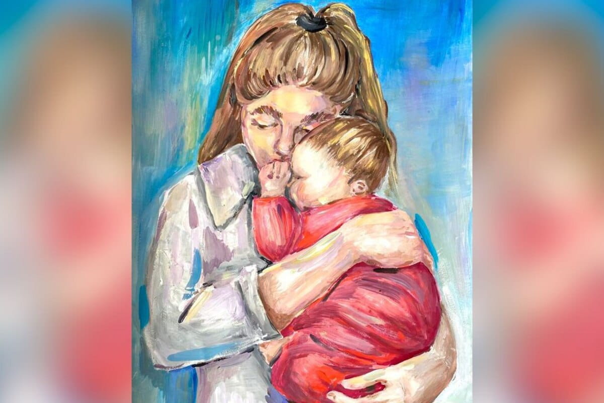 В Краснодаре на экранах общественного транспорта проходит выставка ко Дню матери «За все тебя благодарю, мама»