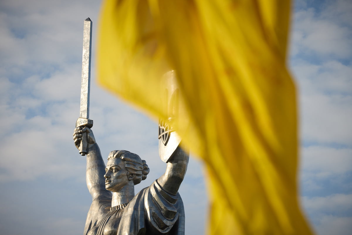 Природа против: порыв ветра разорвал самый большой флаг Украины