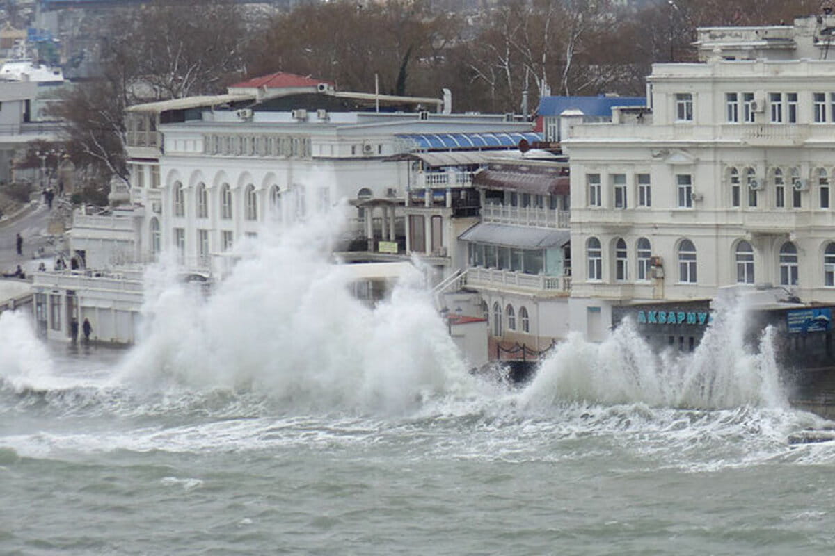 Власти Крыма назвали сумму предварительного ущерба от урагана пронесшегося над полуостровом 26 ноября 2023 года