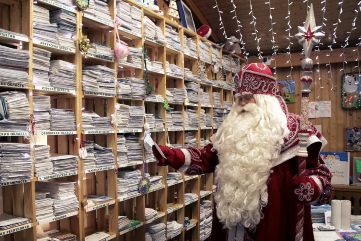 В Краснодаре установили почтовые ящики для писем Деду Морозу