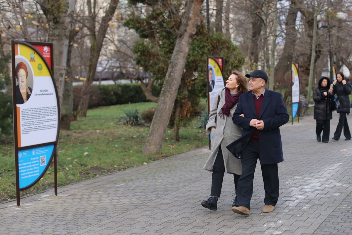 На главной аллее парка «Городской Сад» в Краснодаре открыли аллею педагогов