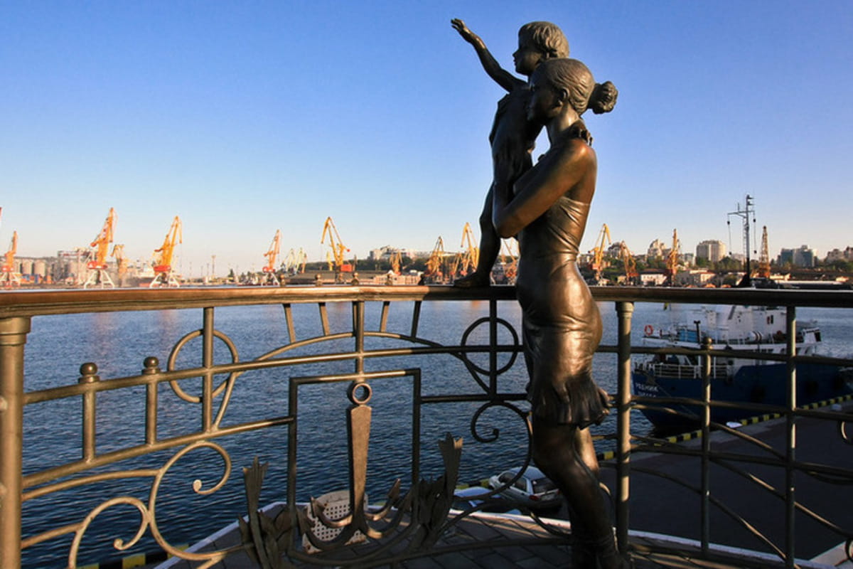 Морвокзал Одесса статуя. Памятник в порту Одессы. Одесса.памятник одесситу. Одесса красивый город.