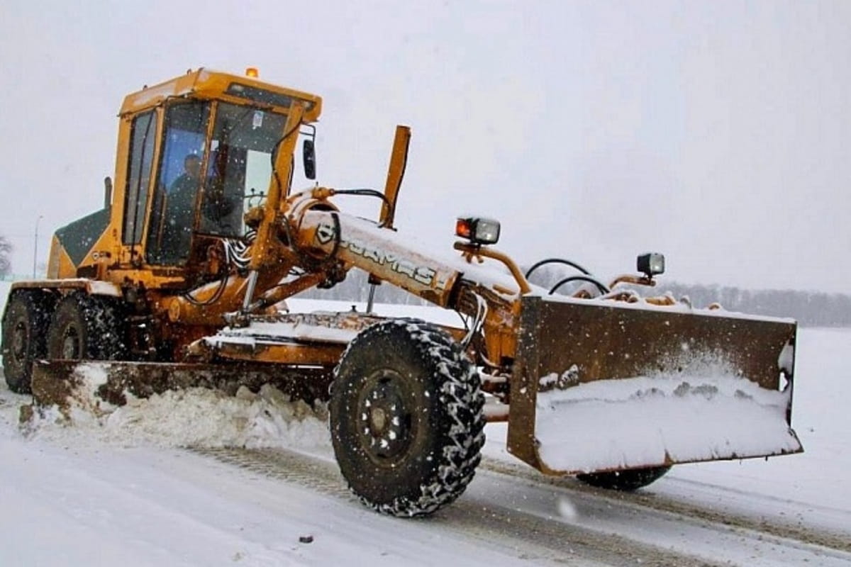На дороги Краснодарского края вышла спецтехника для расчистки от снега