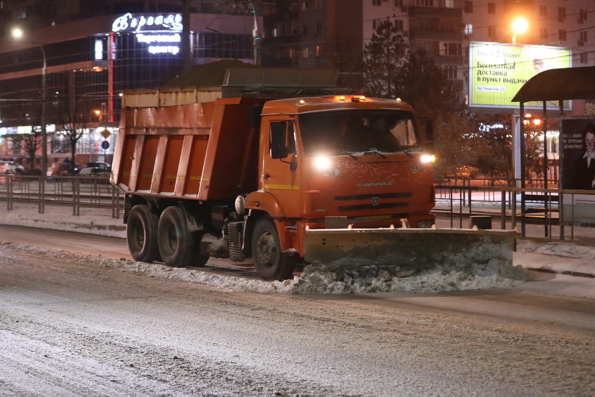 В Краснодаре устраняют последствия мощного ночного снегопада