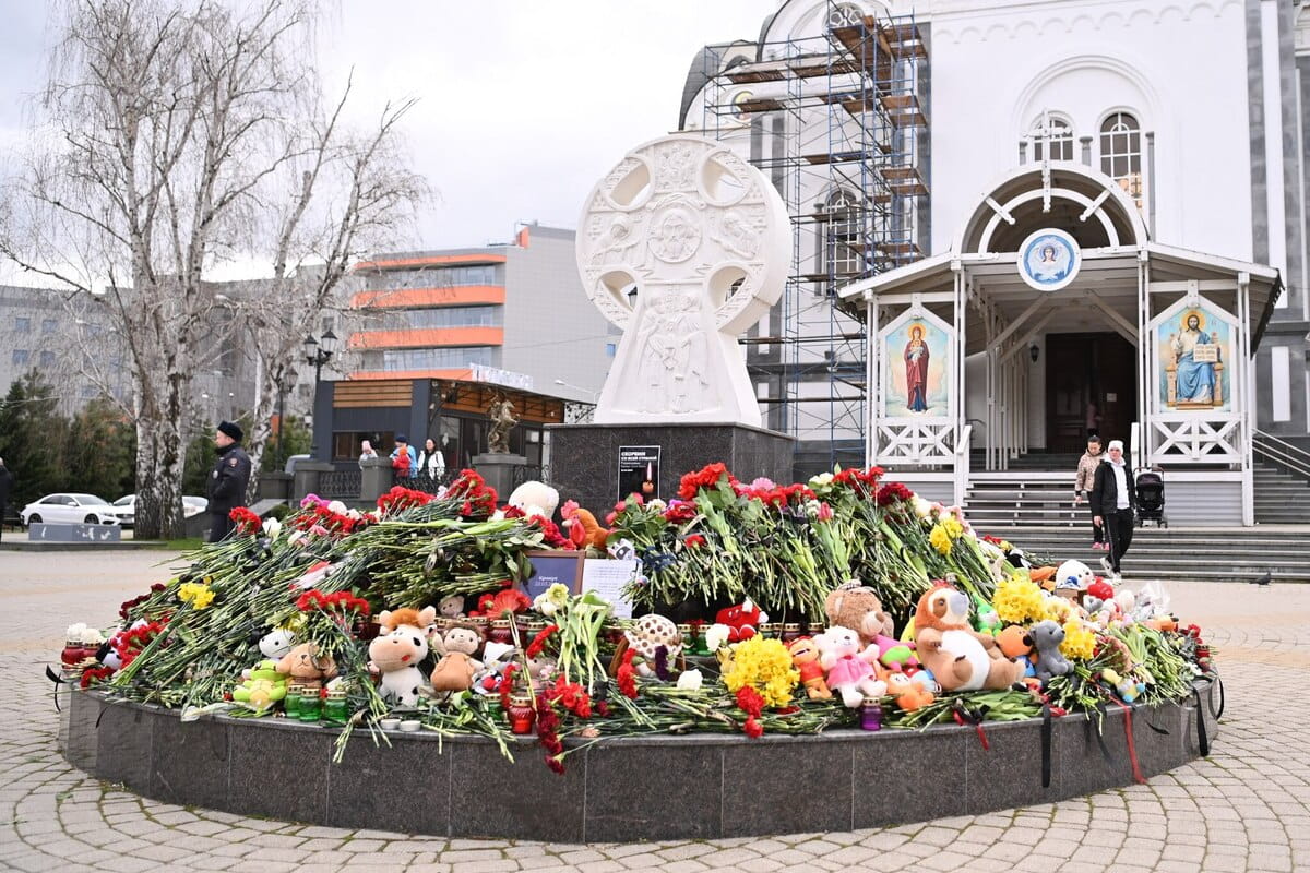 Жители Краснодара продолжают нести цветы к стихийному мемориалу в память о погибших в результате теракта в «Крокус-Сити Холле»