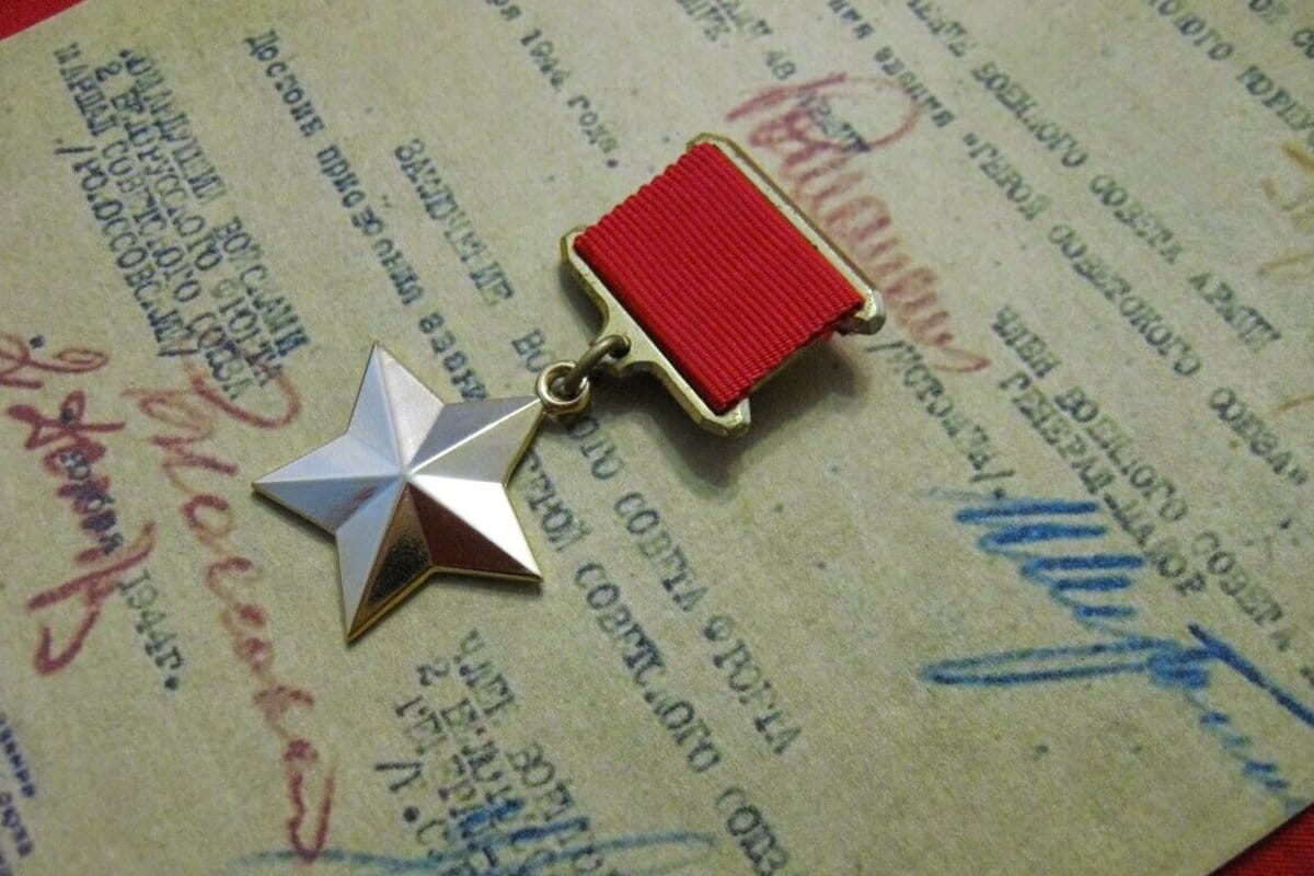 Герой Советского Союза: 16 апреля 1934 года в СССР учредили новое звание присваиваемое за подвиги перед Отечеством
