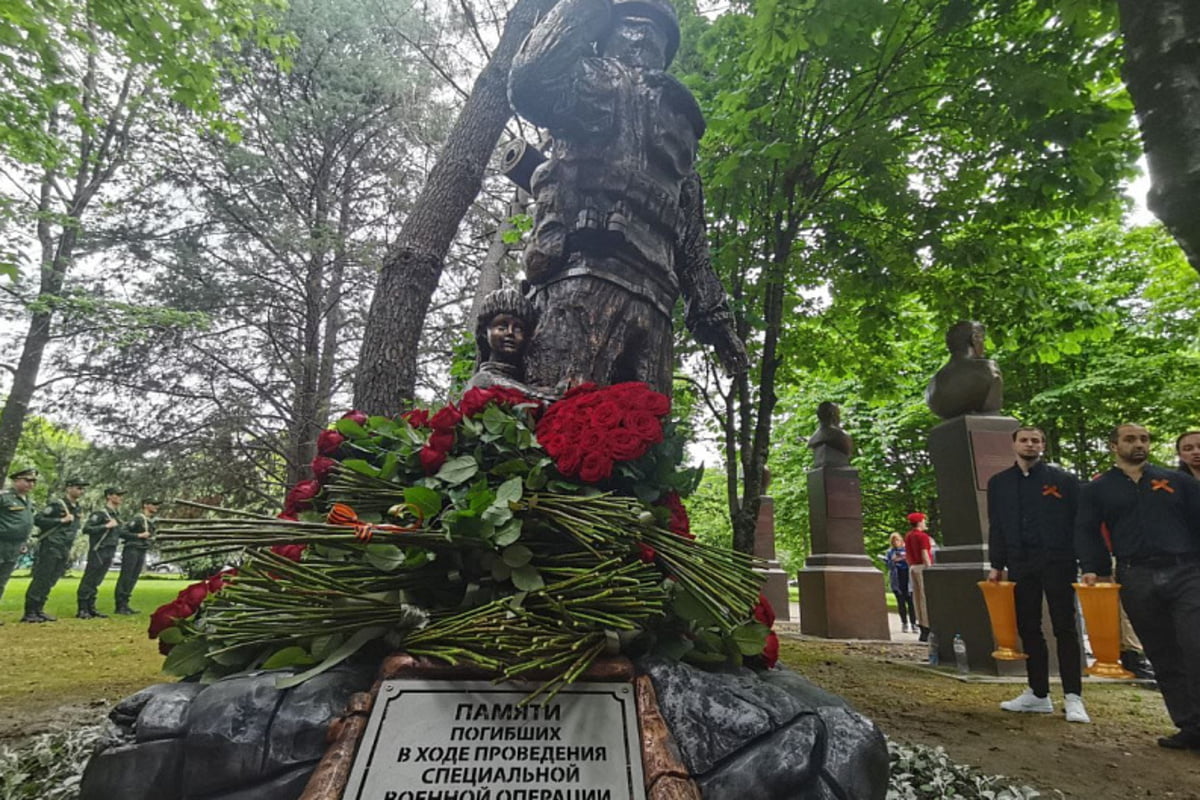 В Адлерском районе города-курорта Сочи состоялось открытие памятника бойцам погибшим в ходе проведения специальной военной операции