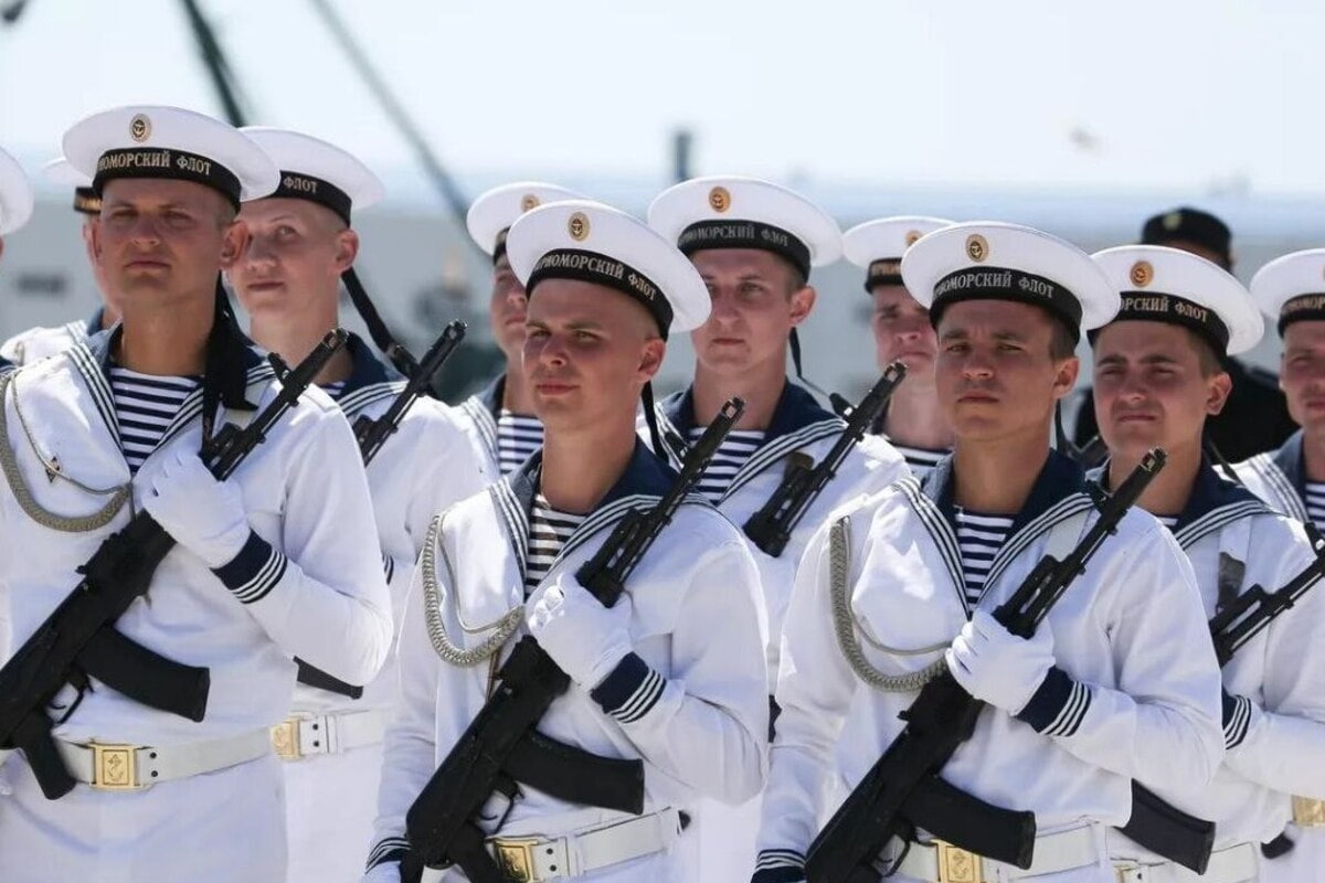Свою историю Черноморский флот ведет с 1783 года, когда в Ахтиарскую бухту прибыла эскадра из пяти фрегатов и восьми других судов Азовской флотилии.