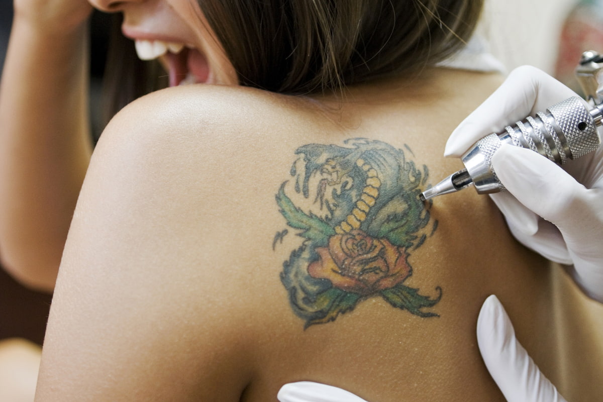 По мнению шведских исследователей наличие татуировок увеличивают риск развития рака крови на 21 процент